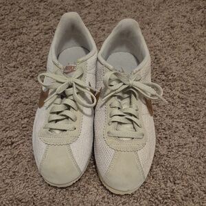 Nike Brown and Tan Athletic Shoes with Low-Top Design